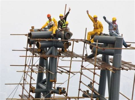 老照片：民国上海工人的真写实照，图3领工资时的场景，笑着数钱