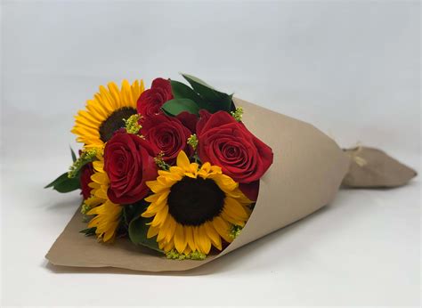 Bouquet Roses And Sunflowers at Linda Recinos blog