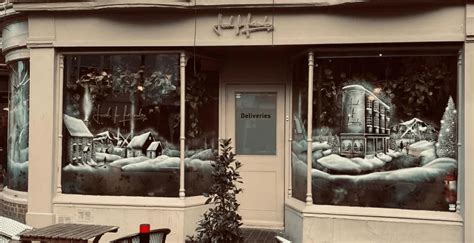 How to Decorate Windows With Snow Spray, According to a Pro