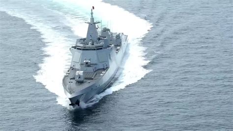 中国首艘万吨大驱正式服役！海军055型南昌舰在青岛入列_腾讯新闻
