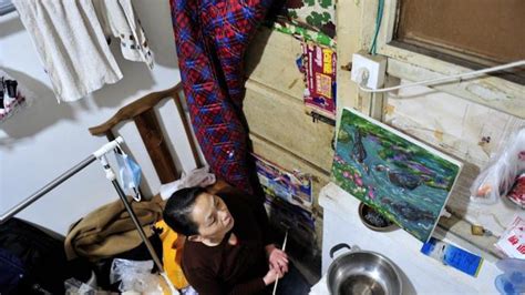 56岁清洁工艺术家火了！白天扫厕所养活自己，深夜画画养活灵魂|厕所_新浪新闻