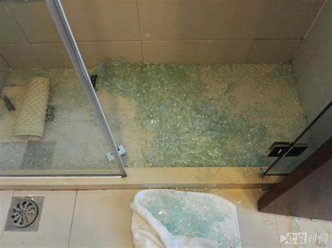 酒店浴室钢化玻璃门突然爆裂 15岁女孩全身被划伤20余处