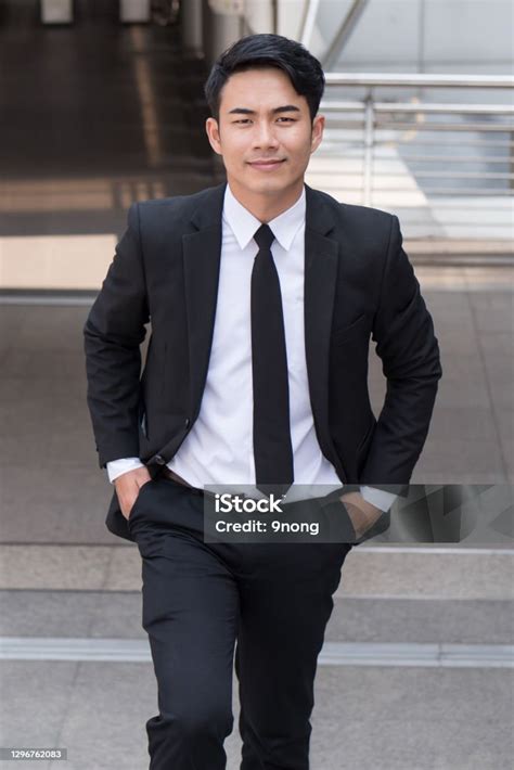 Businessman Stepping Up 的图像结果