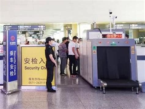 广州地铁安检升级“人走安检门、物过安检机”[组图] _ 图片中国_中国网
