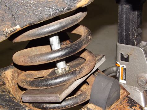 How to Use a Coil Spring Compressor for a 1996 GMC 1500 2WD 的图像结果