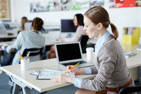 How To Get Started in Software Sales [2025 Career Guide]