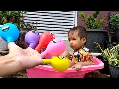 Rara Bermain Mengisi Air Dalam Balon Daddy Finger Nursery Rhymes|Learn ...