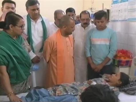 Hathras Satsang Stampede: CM Yogi ने जिला अस्पताल पहुंच हादसे के ...