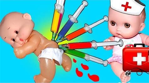 Куклы Пупсики РАЗНОЦВЕТНЫЕ УКОЛЫ ДЕЛАЕМ Играем в ДОКТОРА Игры Игрушки ...