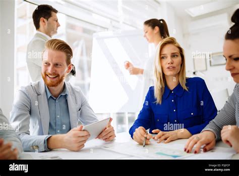 Happy Business People 的图像结果