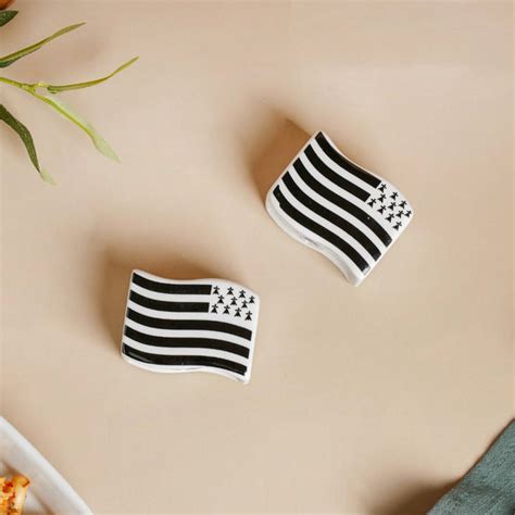 Wavy Ceramic Salt And Pepper Shakers Set Black And White