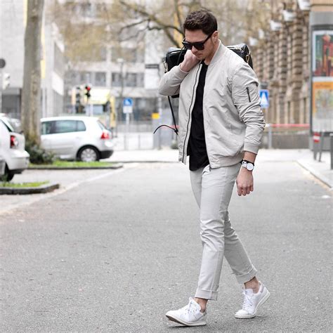 https://cdn.shopify.com/s/files/1/0162/2116/files/White_Sneakers_Outfit_Ideas_8.jpg?15629455558092906590=
