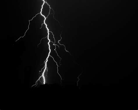 Download wallpaper 1280x1024 lightning, glow, black standard 5:4 hd ...