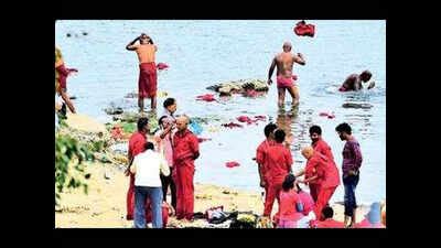 Vijayawada: Middlemen dupe devotees during Deeksha Viramana ...