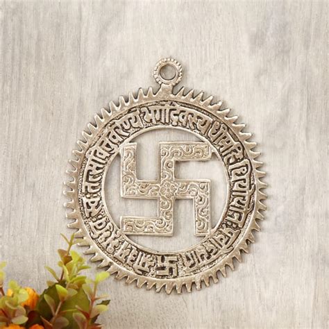 क्या है स्वास्तिक का महत्व, दिशाओं से क्या है इसका संबंध? - what is the ...