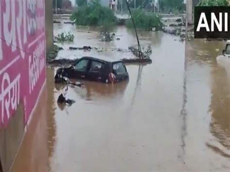 Heavy rainfall triggers severe waterlogging in MP's Sheopur; vehicles ...