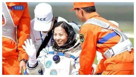 中国首位女航天员飞天