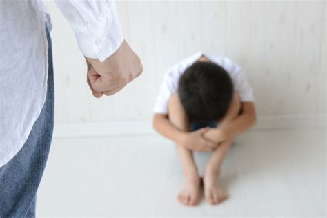 児童虐待はなぜ減らない？虐待が起きる原因と理由の実態とは？ | cocoiro（ココイロ）