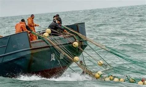 渔民初一出海打鱼遇险 两人漂浮16小时获救|沉船_新浪新闻