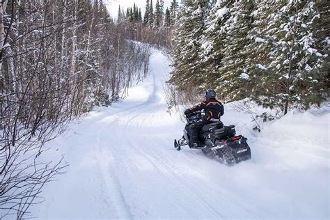 Snowmobiling Alberta 的图像结果