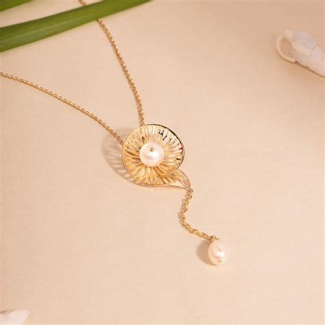 New Gold Chain Designs We’re 100% Sure the Gilmore Girls Would Own!