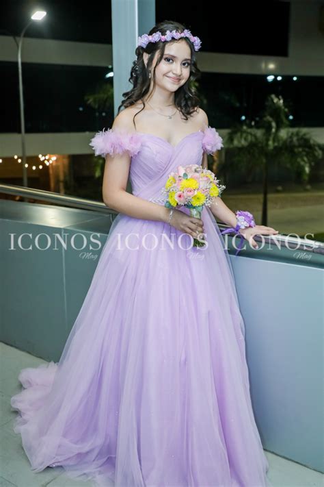 Natalia Isabel Bonilla Midence celebra sus quince años en Honduras