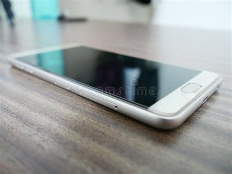 Mobile Phone On Table 的图像结果