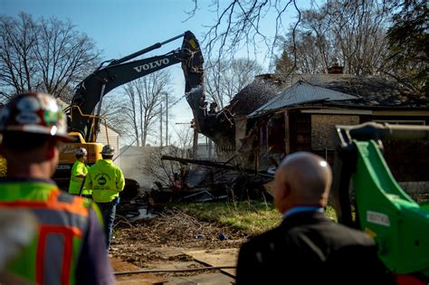 Watch Flint home get demolished, first of 1,900 in massive blight ...