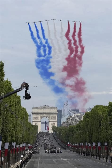 U Parizu uz veliko obezbeđenje održana vojna parada povodom Dana pada ...