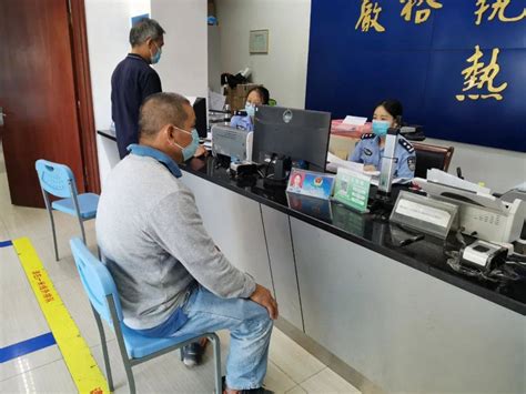 河南：赛尔龙派出所对辖区老人上门采集证件照办理居民身份证_腾讯新闻