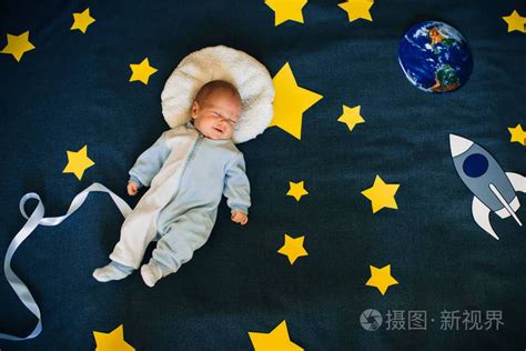 小男孩睡着了, 梦见自己是太空中的宇航员。照片-正版商用图片081fvl-摄图新视界