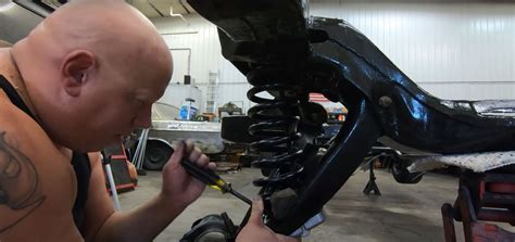 Chevy Coil Spring Install 的图像结果