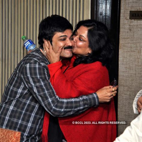 Moushumi Chatterjee, Prosenjit and Mrinal Mukherjee during Jaatishwar's ...