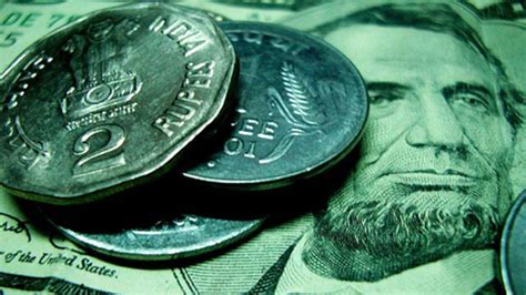 रुपये में थमी गिरावट, 6 पैसे की मजबूती के साथ खुला - rupee overcomes ...