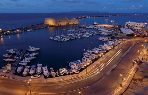 Βραδινή ζωή στα καφέ και μπαρ της Λεωφόρου Δημοκρατίας