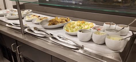 club-mco-priority-pass-lounge-breakfast - Points with a Crew