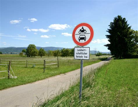 Landwirte sperren Wirtschaftsweg - mit Ketten und Baumstämmen: Behörde ...