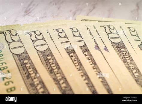 Money 20 Dollar Bills Pile 的图像结果