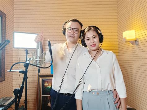 王玥、王士赫夫妇锡婚纪念，在沃石唱片唐山录音棚唱《你最珍贵》 - 哔哩哔哩