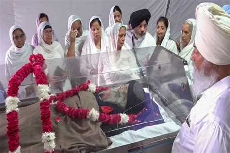 Oldest marathoner Fauja Singh cremated with state honors