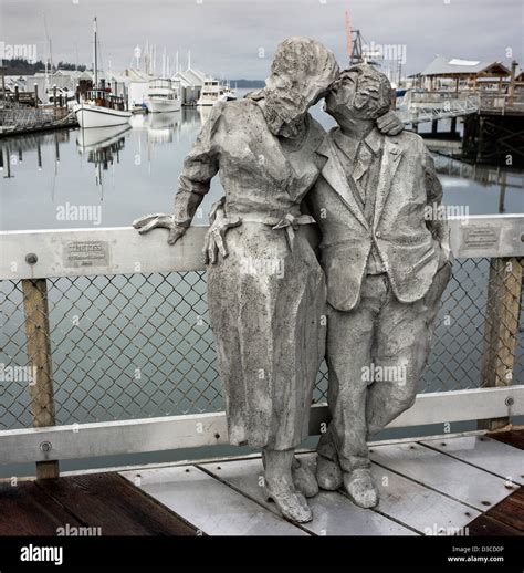 Kissing couple statue hi-res stock photography and images - Alamy