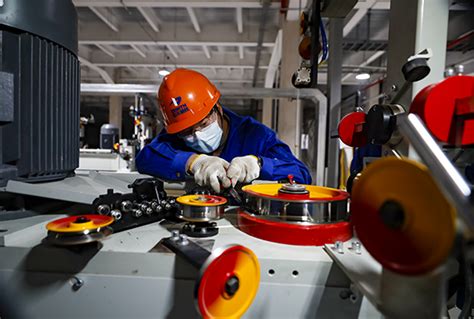 淮阴区人民政府 中天钢铁集团（淮安）新材料有限公司技术人员在安装调试湿拉设备