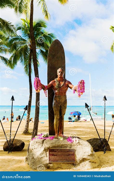 Duke Kahanamoku Statue at Waikiki Beach in Honolulu, Oahu, Hawaii ...