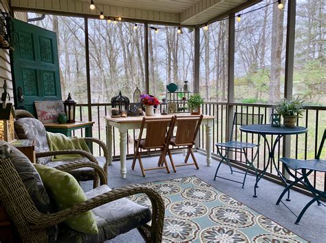 Screened Porch Furniture Arrangement for Engaging Conversations