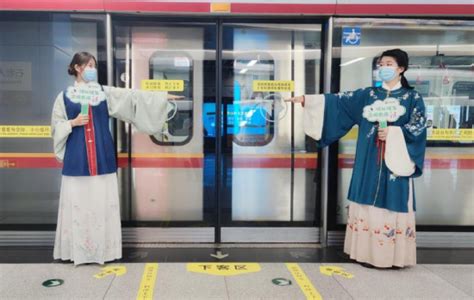 武汉地铁2号线惊现汉服换装秀(组图)|武汉|文化_凤凰资讯