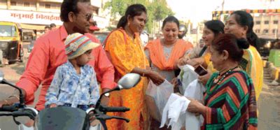 Ladies create awareness by distributing cloth bags on World Environment ...
