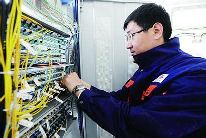 网络优化工程师杨军波每天忙着在各基站测试 确保手机通讯和网线的畅通(组图)-搜狐滚动