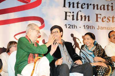 Mega star Amitabh Bachchan being honoured by veteran actor Shreeram ...