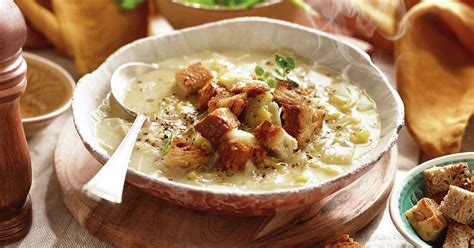 Sopa de puerro con picatostes caseros