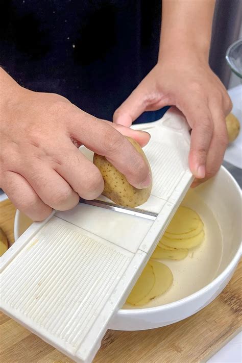 Slicing Potatoes Using a Food Processor 的图像结果
